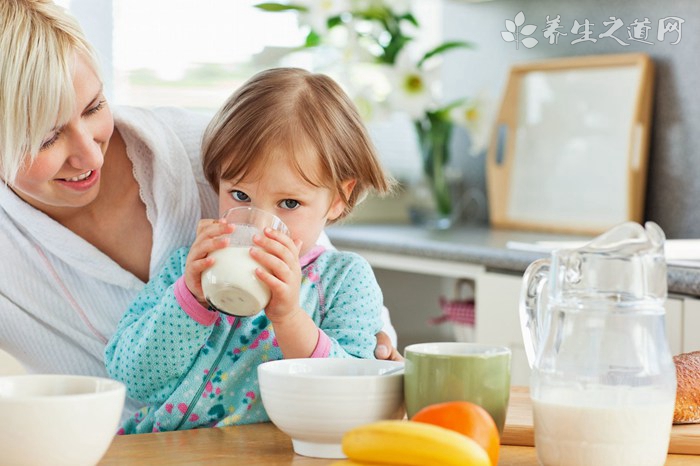 牛奶和奶粉哪个补钙效果好营养更全面